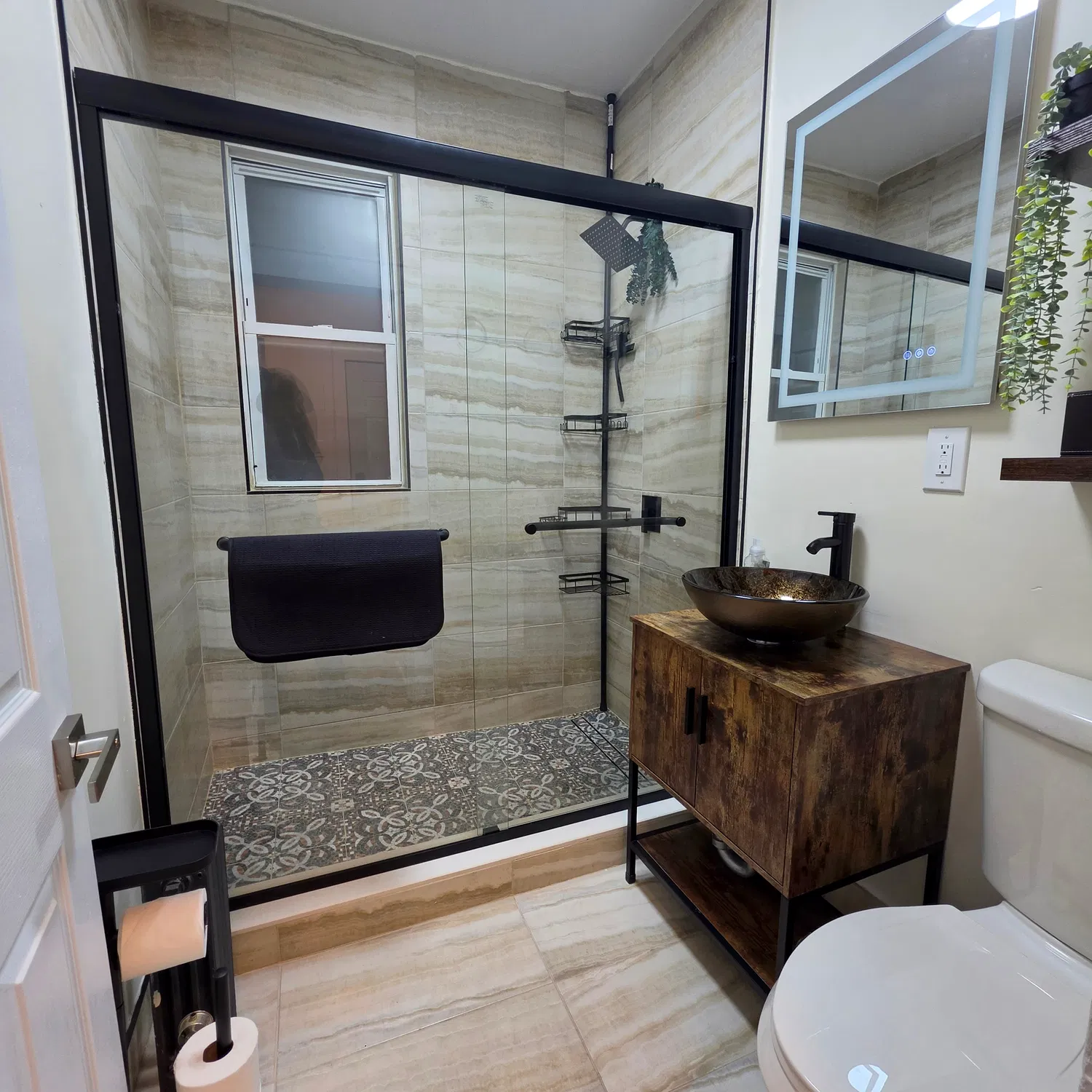 LaSerene at Newark — shower and vanity