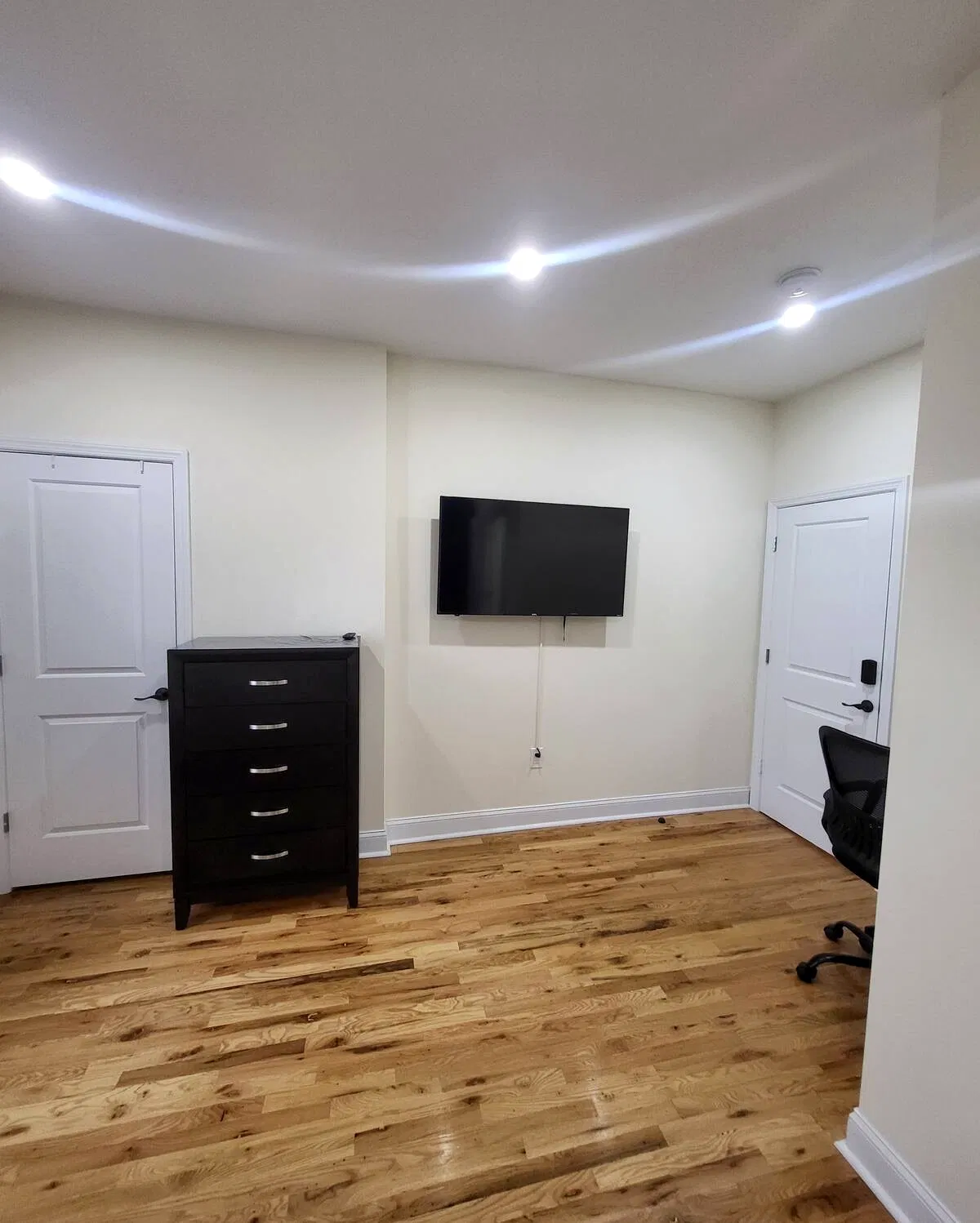 OoohLaLa@Newark — Furnished bedroom with a television and space for everyday routines.